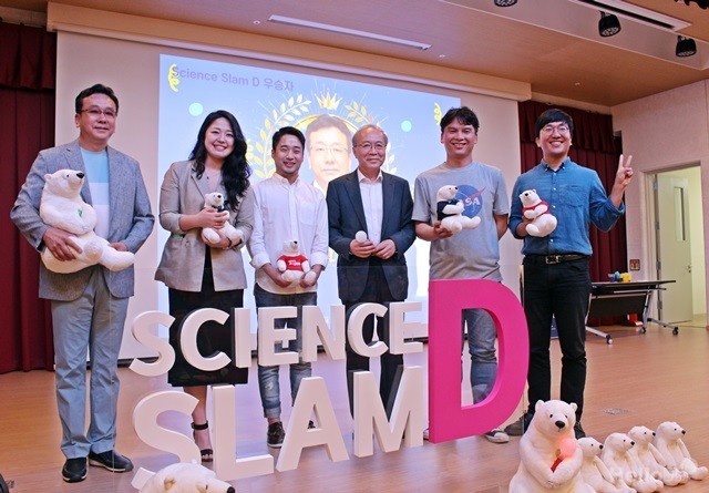 'Science Slam D' 행사 -꼬마 아이의 과학 기대···